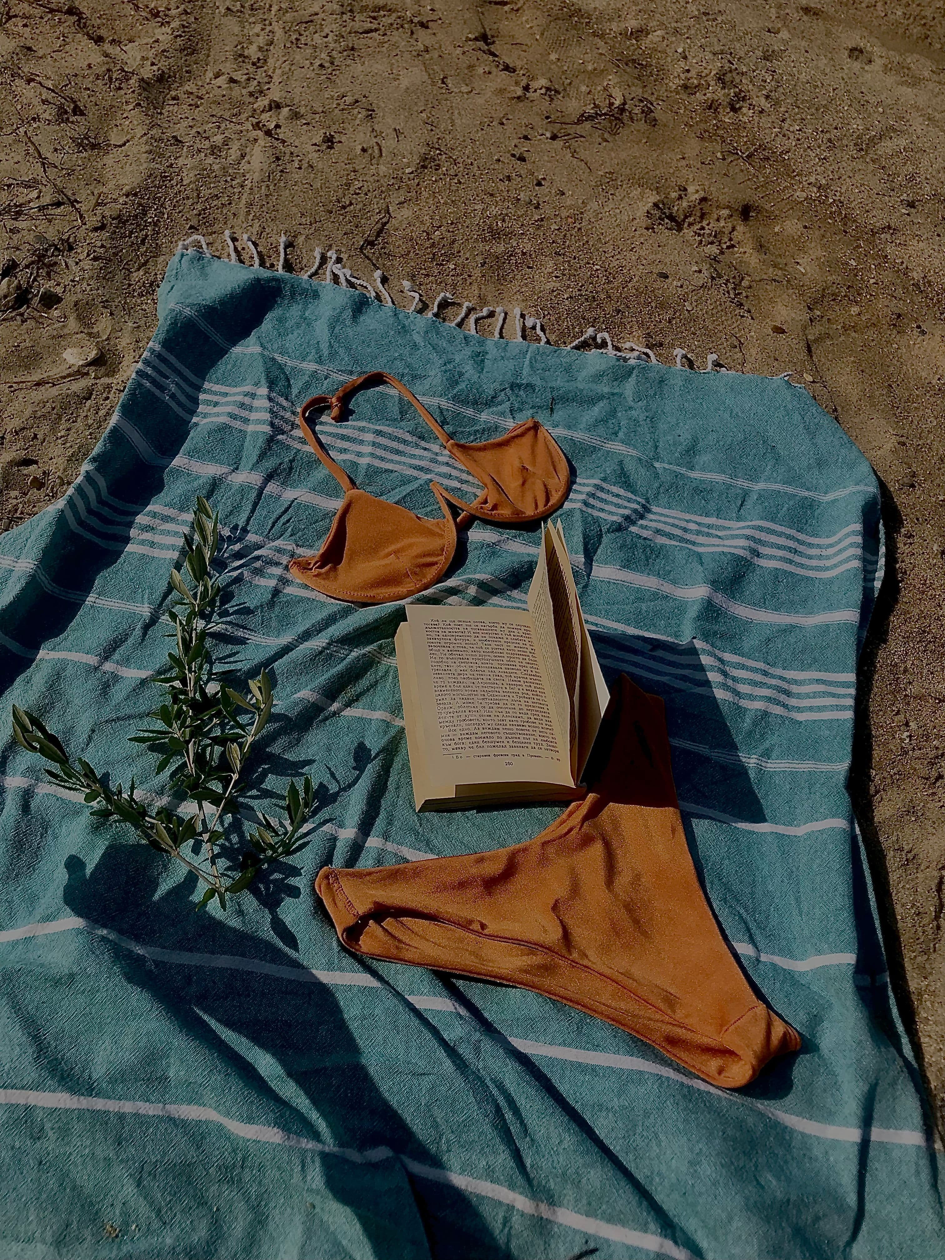Flat lay de bikini personalizado con tela y avíos para fabricación en México